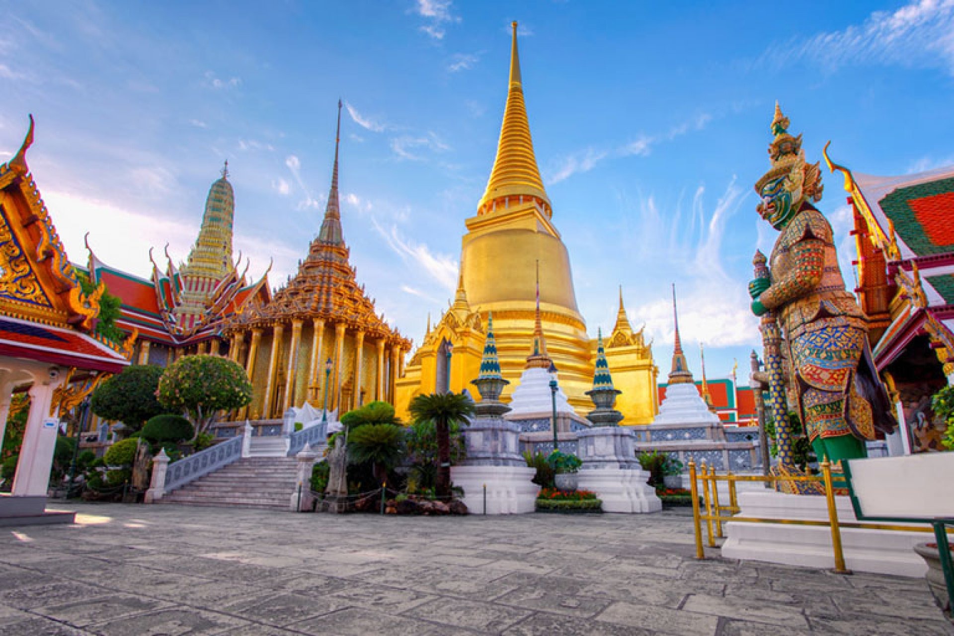 BEATBRDG Music Industry Internships - Visit to a Thai Temple in Bangkok